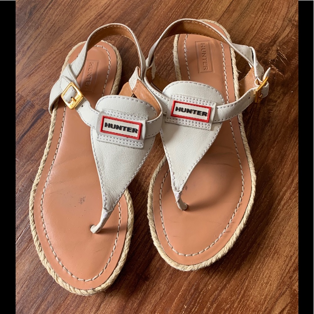 Hunter Cream and Tan Leather Thong Sandals
